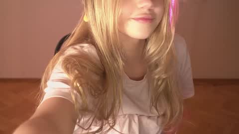 Lara OFFLINE  online show from 01.12.25