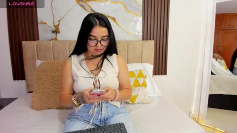 Mia Bloom online show from 05.17.26