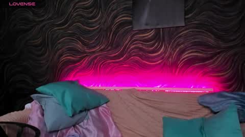 Mia  GMT7 Mon Tue Wen Thur 1000am-0300pm Sat 0300am-0900am online show from 03.12.25