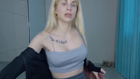 Snapshot of mia_angel chatting on 05.23.26 mia_angel online show from 05.23.26