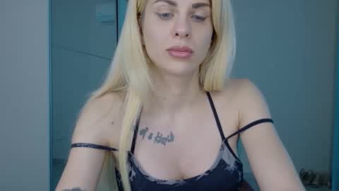 Snapshot of mia_angel chatting on 05.25.26 mia_angel online show from 05.25.26