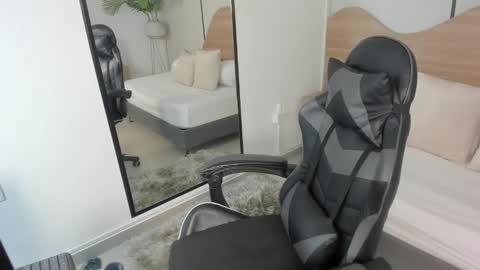 M I A  online show from 11.26.25