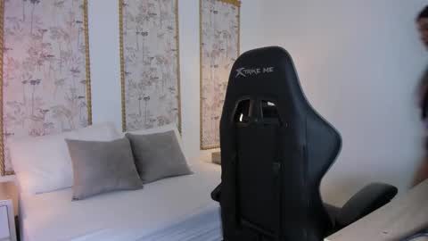 M I A  online show from 12.21.25