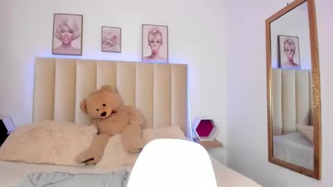 Snapshot of mia_corner chatting on 10.17.25 mia_corner online show from 10.17.25