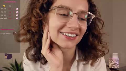 Snapshot of mia_frizz chatting on 09.23.25 Mia online show from 09.23.25