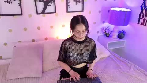 Mia online show from 06.12.26