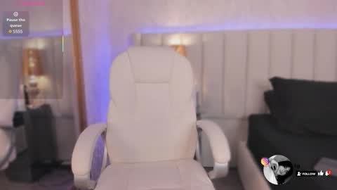 Snapshot of mia_medina chatting on 09.30.25 online show from 09.30.25