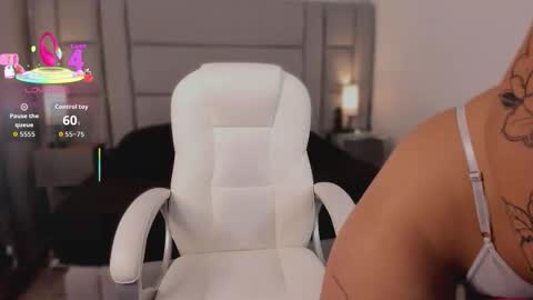 Snapshot of mia_medina chatting on 10.24.25 online show from 10.24.25