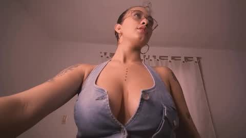 mia independent model online show from 12.21.25