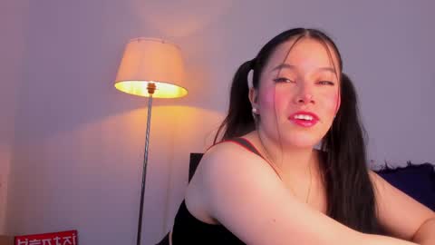 Snapshot of mia_moralez chatting on 05.19.26 MIA online show from 05.19.26