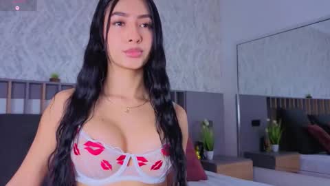 Snapshot of mia_oceann chatting on 11.26.25 MIa online show from 11.26.25