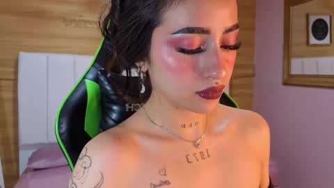 Snapshot of mia_ponce_a chatting on 11.23.25 MIA online show from 11.23.25