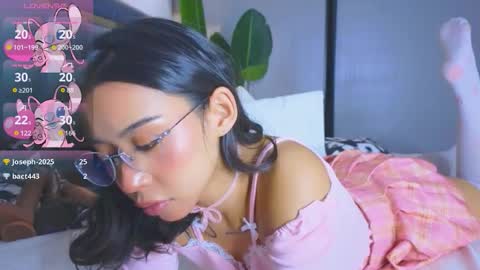 Snapshot of mia_sirenia chatting on 11.28.25 Mia online show from 11.28.25