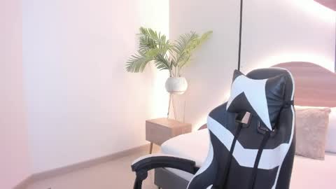 Snapshot of mia_slora chatting on 06.04.26 M I A online show from 06.04.26