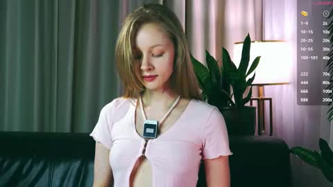 Snapshot of mia_vebes chatting on 10.23.25 Mia online show from 10.23.25