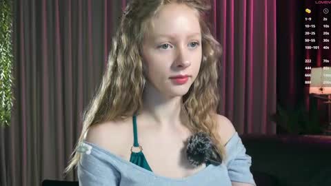 Snapshot of mia_vebes chatting on 11.27.25 Mia online show from 11.27.25