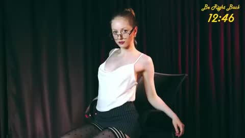 Snapshot of mia_vebes chatting on 11.30.25 Mia online show from 11.30.25