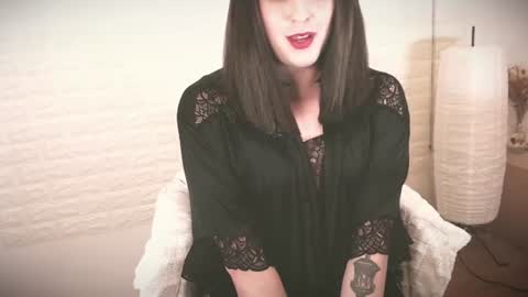 mia_wallase online show from 08.04.26