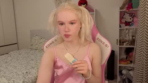 Snapshot of mia_waterlily chatting on 03.15.26 Mia online show from 03.15.26