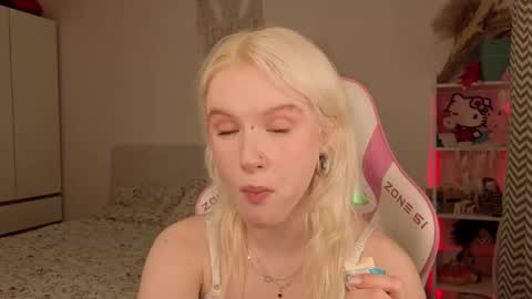 Snapshot of mia_waterlily chatting on 03.17.26 Mia online show from 03.17.26