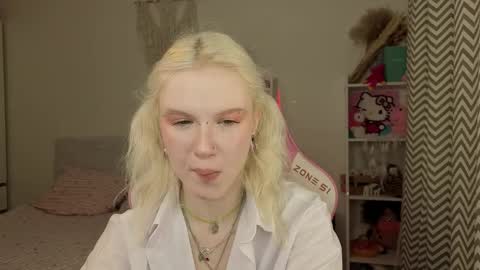 Snapshot of mia_waterlily chatting on 03.25.26 Mia online show from 03.25.26
