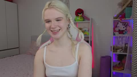Snapshot of mia_waterlily chatting on 04.07.26 Mia online show from 04.07.26