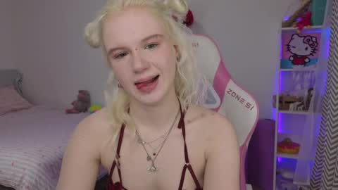 Snapshot of mia_waterlily chatting on 04.11.26 Mia online show from 04.11.26