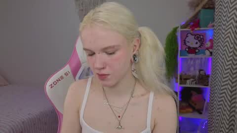 Snapshot of mia_waterlily chatting on 04.14.26 Mia online show from 04.14.26