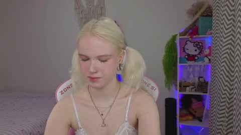 Snapshot of mia_waterlily chatting on 04.15.26 Mia online show from 04.15.26