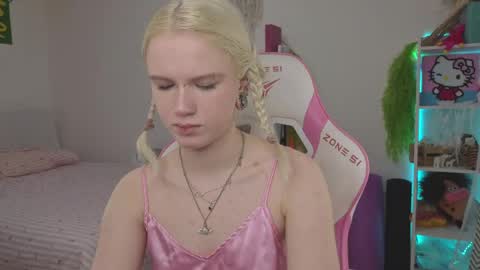 Snapshot of mia_waterlily chatting on 04.17.26 Mia online show from 04.17.26