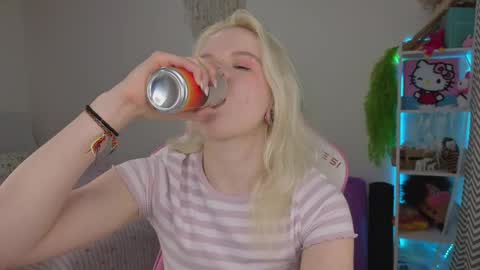 Snapshot of mia_waterlily chatting on 04.21.26 Mia online show from 04.21.26