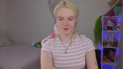 Snapshot of mia_waterlily chatting on 04.26.26 Mia online show from 04.26.26