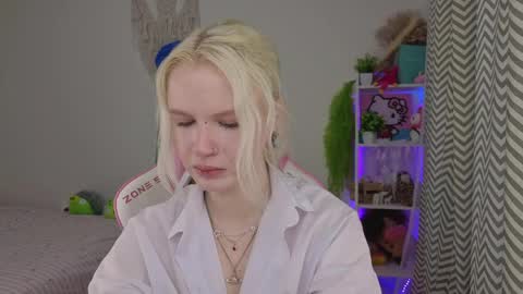 Snapshot of mia_waterlily chatting on 04.28.26 Mia online show from 04.28.26