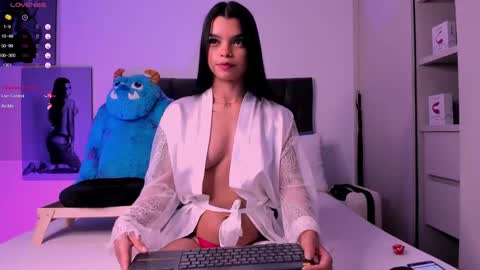 Snapshot of mia_world_ chatting on 12.21.24 online show from 12.21.24