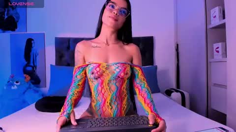 Snapshot of mia_world_ chatting on 01.08.25 online show from 01.08.25