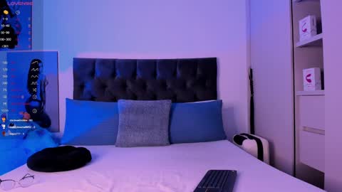 Snapshot of mia_world_ chatting on 01.09.25 online show from 01.09.25