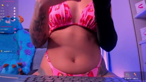 Snapshot of mia_world_ chatting on 02.08.25 online show from 02.08.25