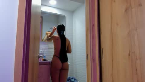 Snapshot of mia_world_ chatting on 11.20.25 online show from 11.20.25