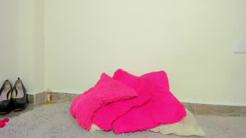 MIA INDEPENDENT MODEL  online show from 12.22.24