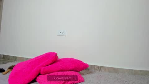 MIA INDEPENDENT MODEL  online show from 01.06.25