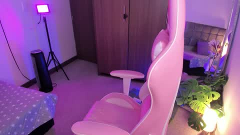 mia  nicolle online show from 10.09.25