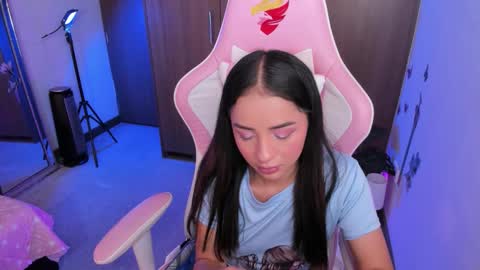 mia  nicolle online show from 12.23.25