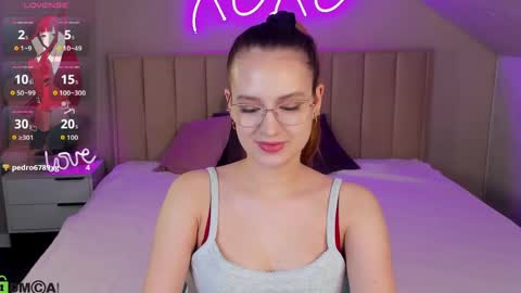 Snapshot of miaa_hill chatting on 06.08.26 Mia online show from 06.08.26