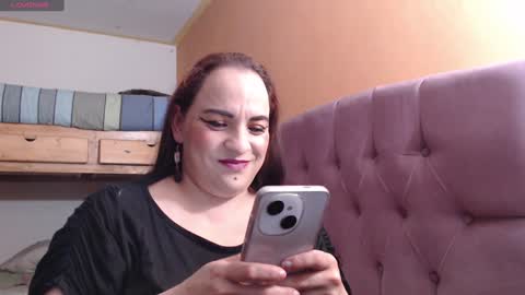 Snapshot of miaabrownn chatting on 01.11.25 MIA online show from 01.11.25