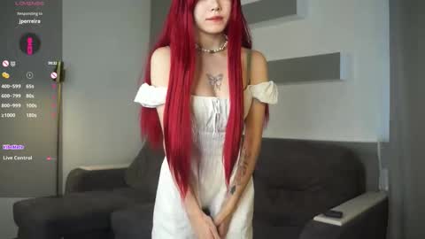 Snapshot of miagloww chatting on 09.11.25 Mia online show from 09.11.25