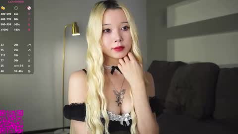 Snapshot of miagloww chatting on 09.27.25 Mia online show from 09.27.25