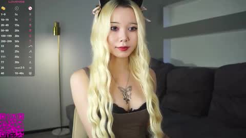 Snapshot of miagloww chatting on 09.28.25 Mia online show from 09.28.25