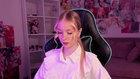 Snapshot of miagraces chatting on 09.17.25 Mia online show from 09.17.25