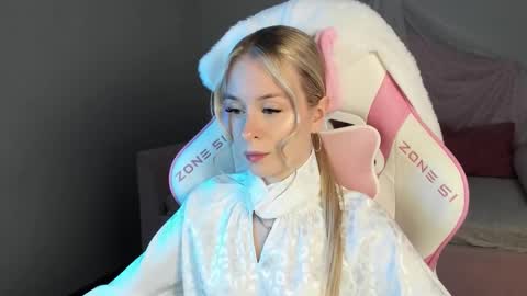 Snapshot of miagraces chatting on 10.14.25 Mia online show from 10.14.25