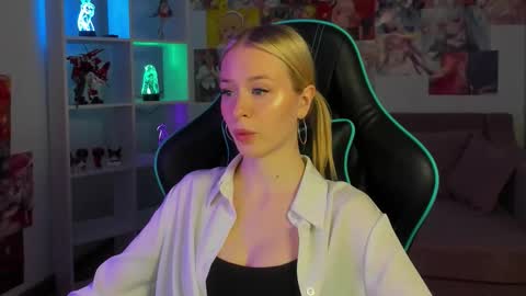 Snapshot of miagraces chatting on 10.24.25 Mia online show from 10.24.25